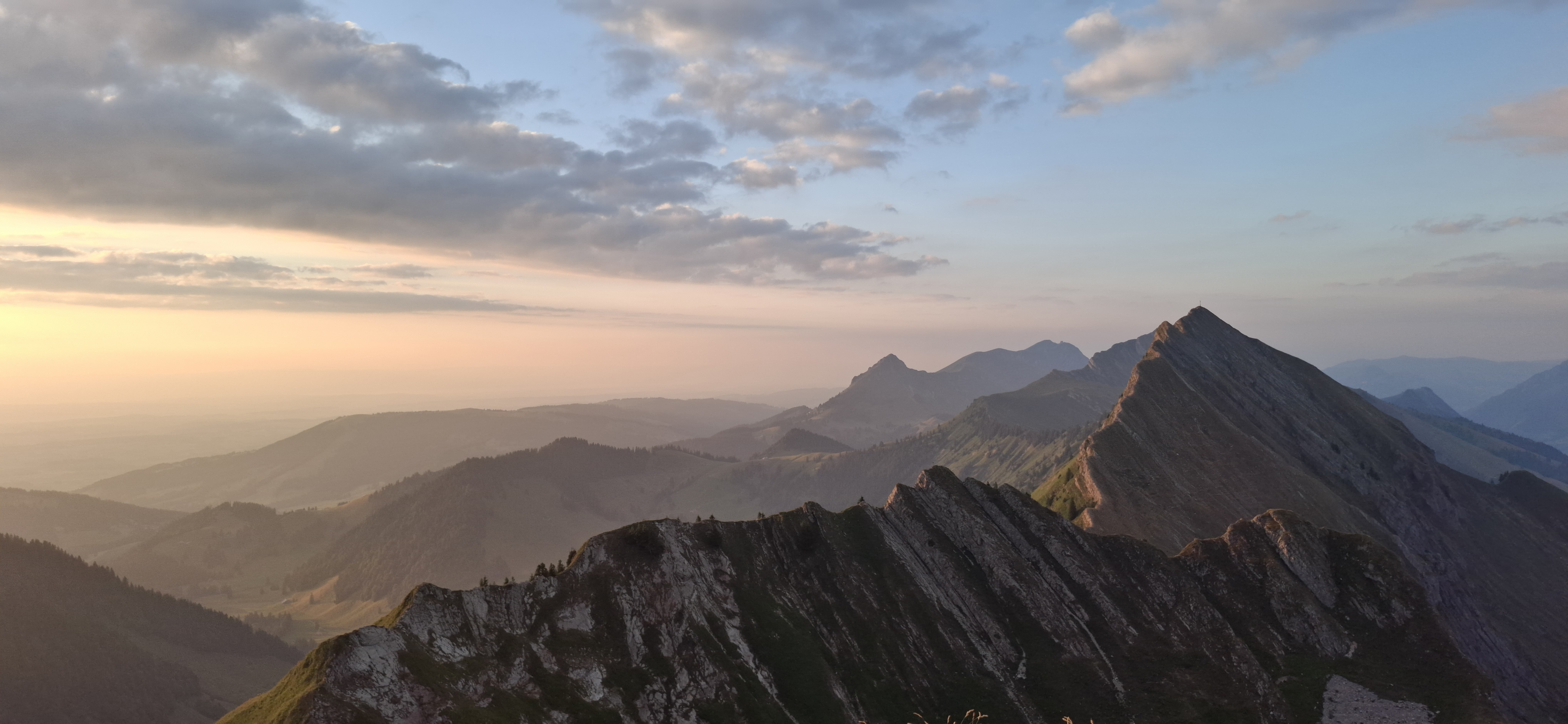 Crête de montagne au coucher du soleil